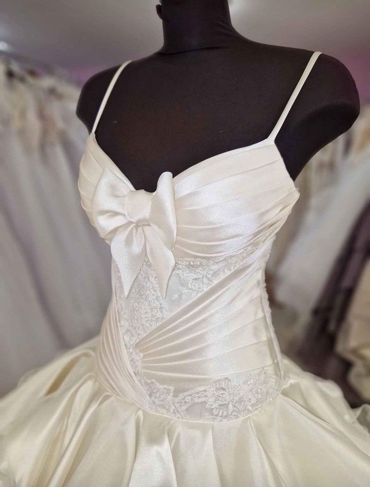 A Line Long Satin Lace Wedding Dress Spaghetti Straps Bridal Gown