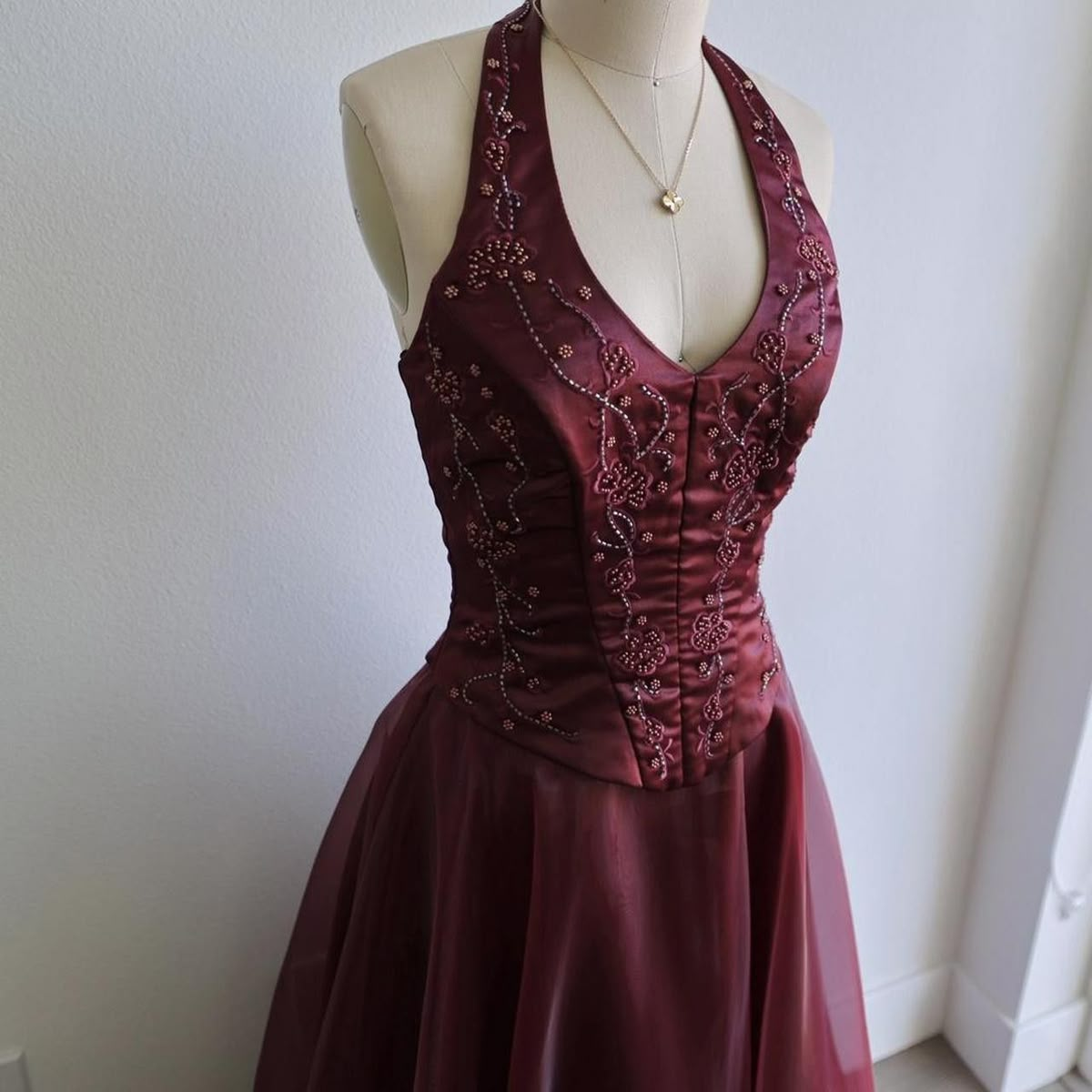 Charming Halter V Neck Burgundy Satin Tulle Beaded A Line Long Wedding Guest Dress Evening Gown D1688