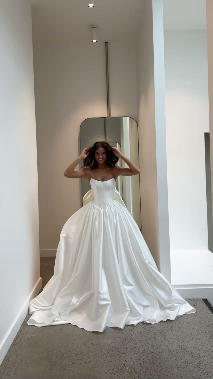 Stunning Ball Gown Strapless Satin Wedding Dresses