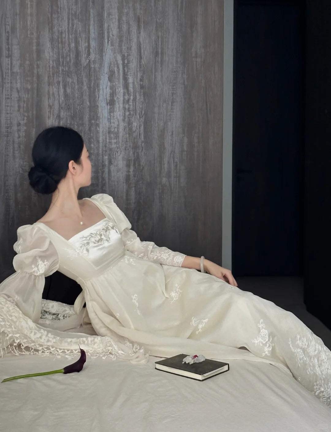 Retro Elegant Ivory A-line Square Neck Long Sleeve Embroidered Lace Long Prom Dress Evening Dress P4017