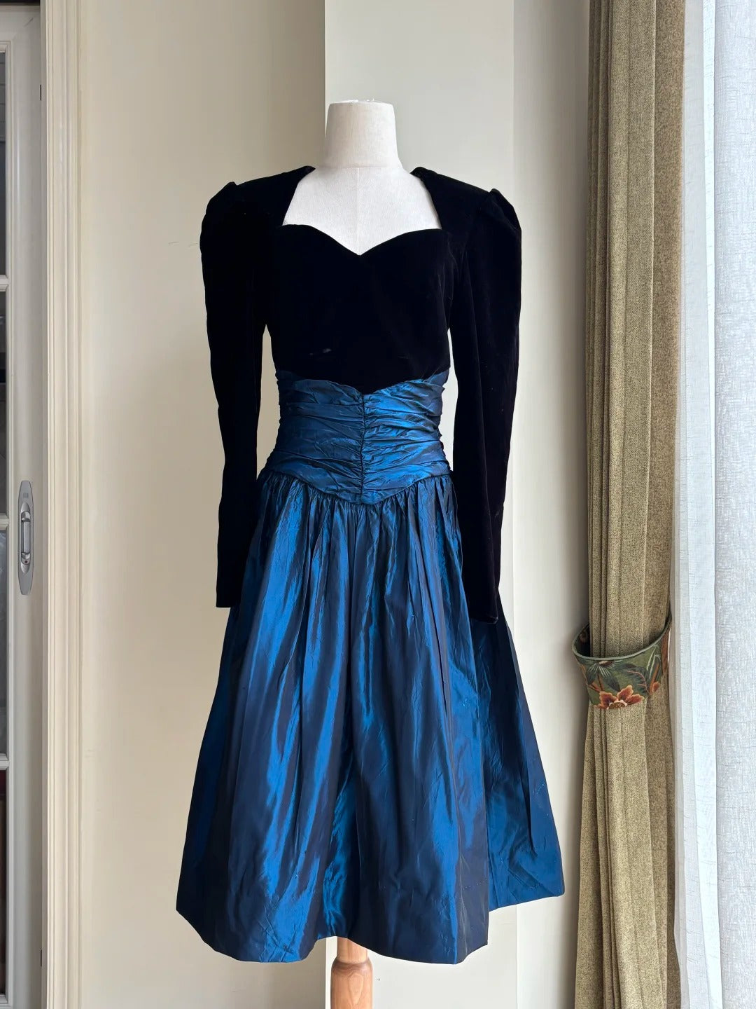 Vintage Black And Blue A-line Long-sleeved Velvet And Satin Prom Dress Evening Dress P4187