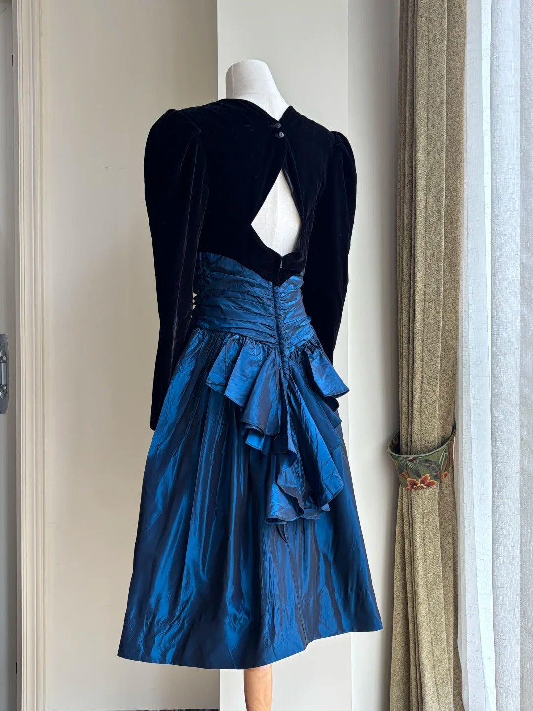 Vintage Black And Blue A-line Long-sleeved Velvet And Satin Prom Dress Evening Dress P4187
