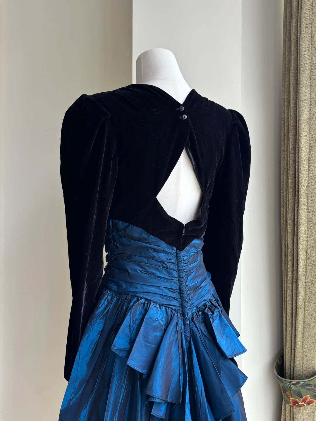 Vintage Black And Blue A-line Long-sleeved Velvet And Satin Prom Dress Evening Dress P4187