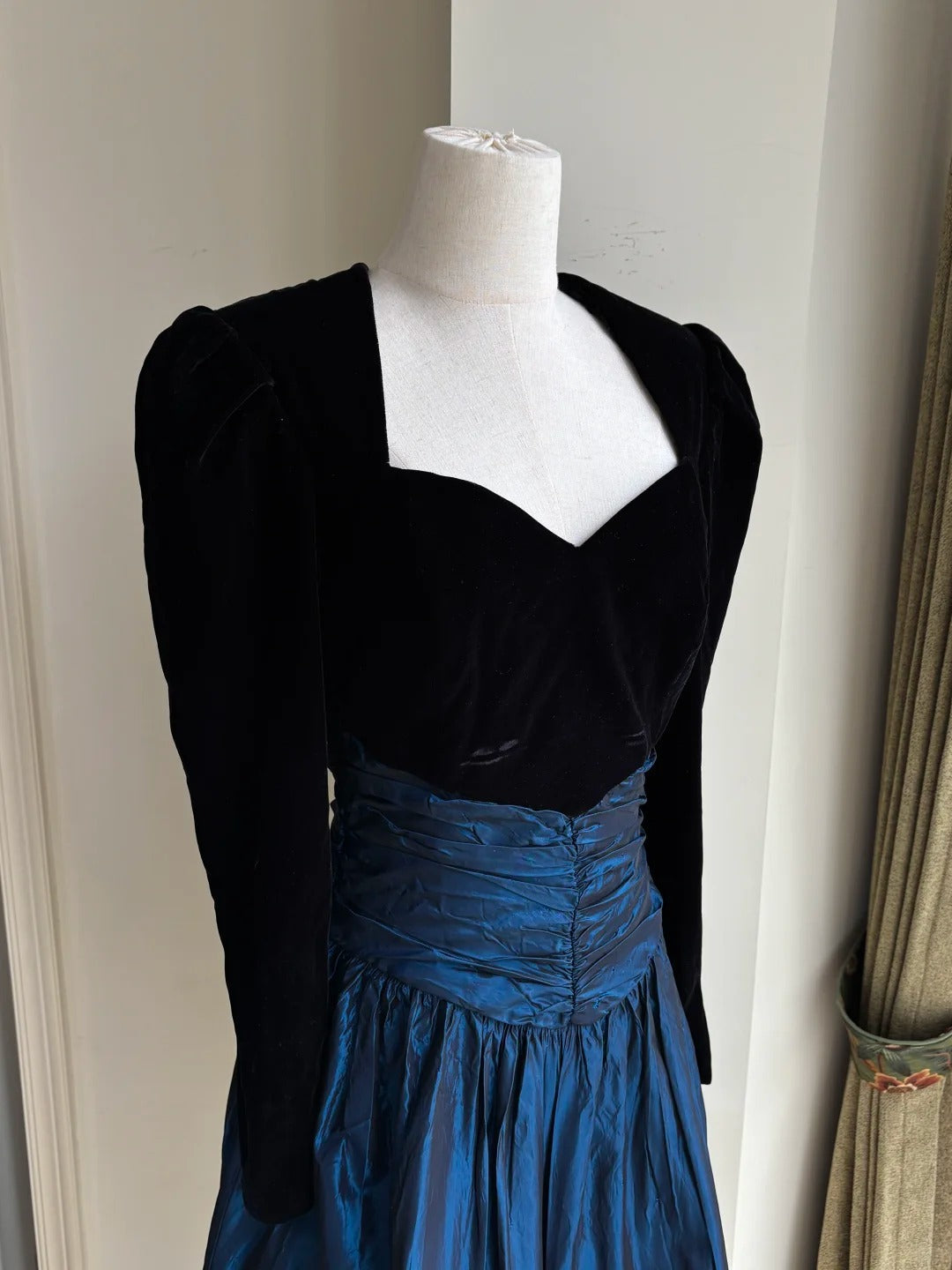 Vintage Black And Blue A-line Long-sleeved Velvet And Satin Prom Dress Evening Dress P4187