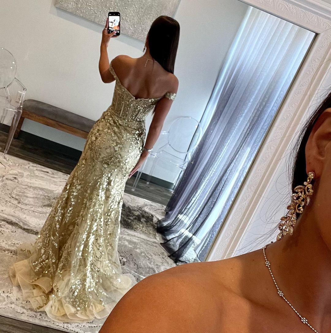 Off-Shoulder Sweetheart Sleeveless Stripe Sheath Formal Dress Sparkly Appliques Prom Dress with Slit