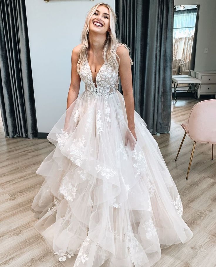 Elegant Ball Gown V Neck Wedding Dresses with Appliques