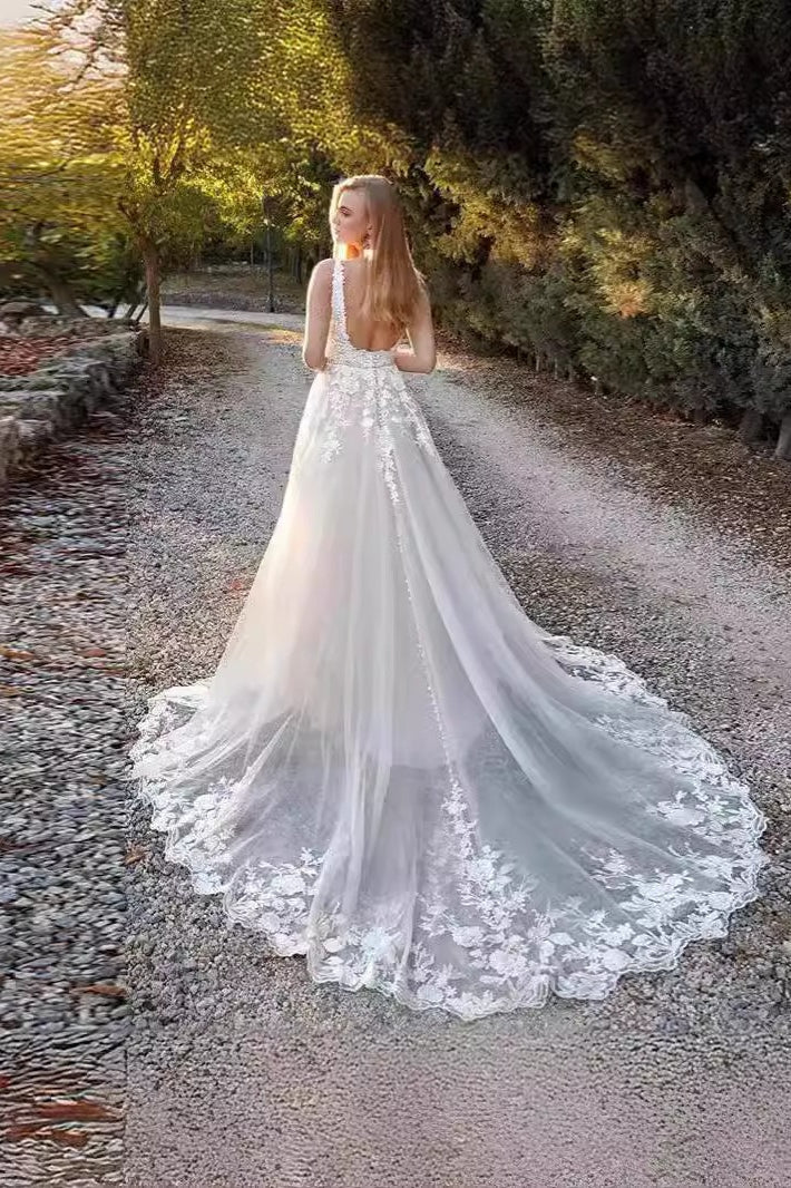Lace Appliqué V-Neck Sleeveless A-Line Bridal Gown 3