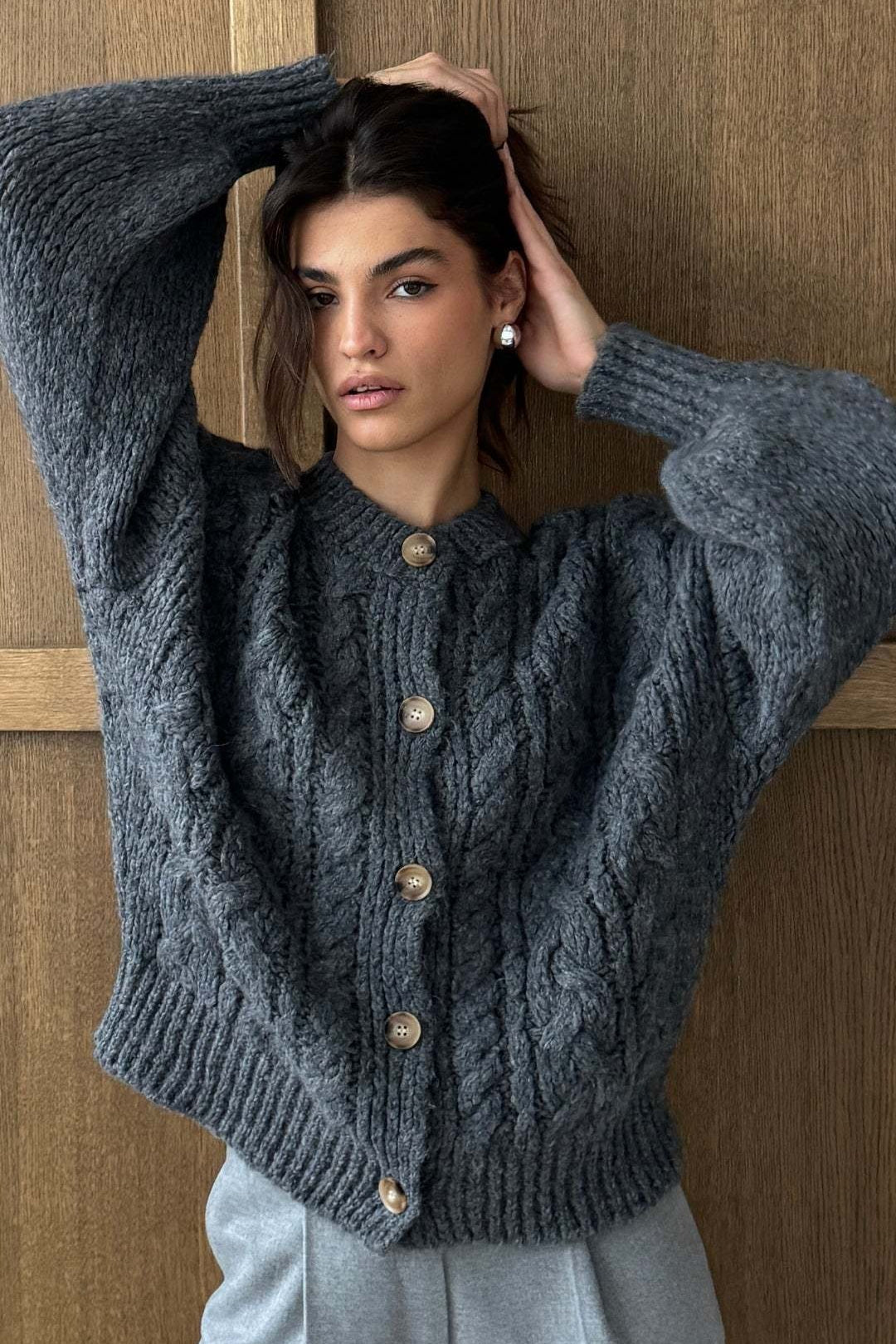 Classic Vintage Cable Knit Crewneck Sweater for All Seasons