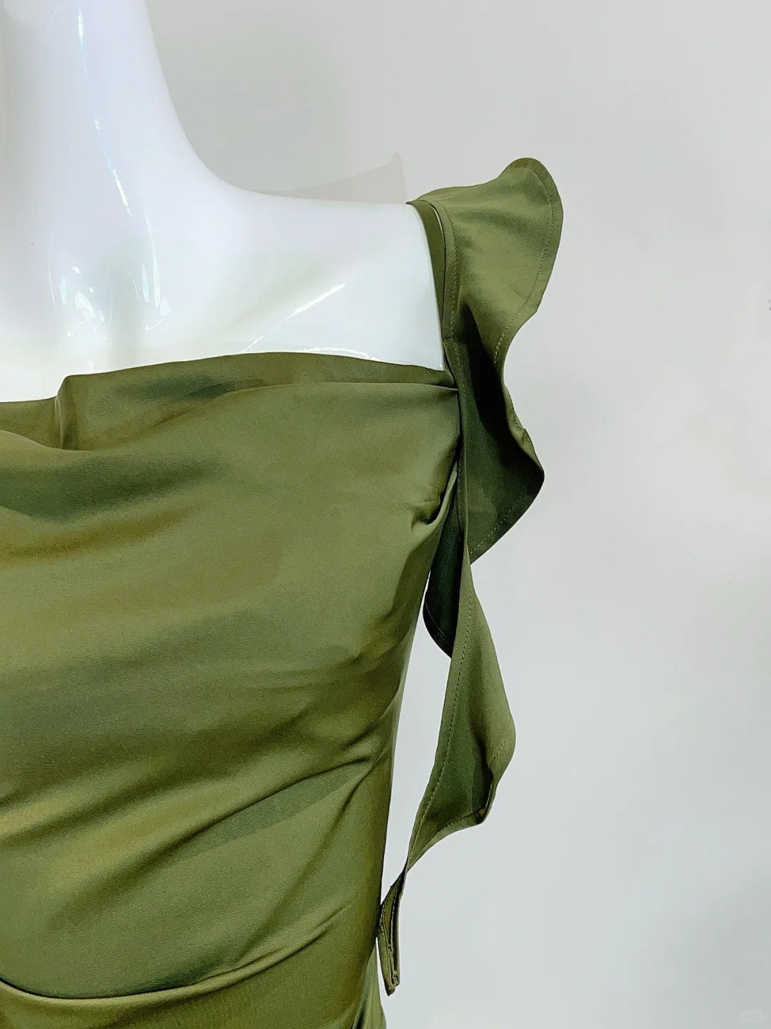 Elegant Olive Green Slim Fit Ruffled Satin Prom Dress Evening Dress P4076