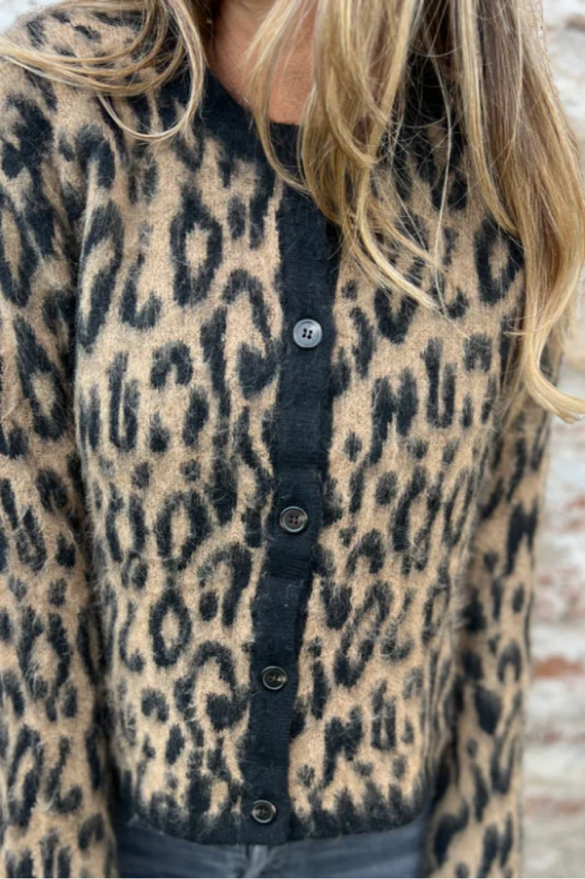 Soft Knit Cropped Leopard Cardigan for Effortless Style