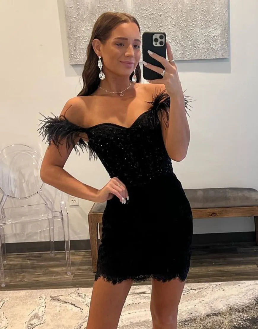 Bodycon Sweetheart Black Lace Short Homecoming Dress with Feather Trim - Fashionpara