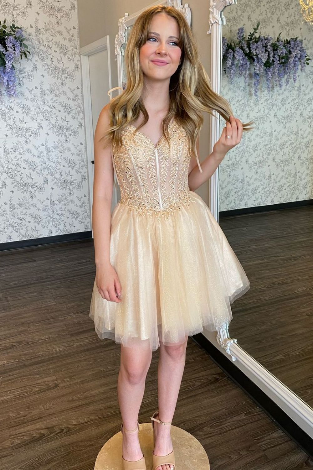 Chic A-Line V-Nwck Short Homecoming Dress With Appliques - Fashionpara