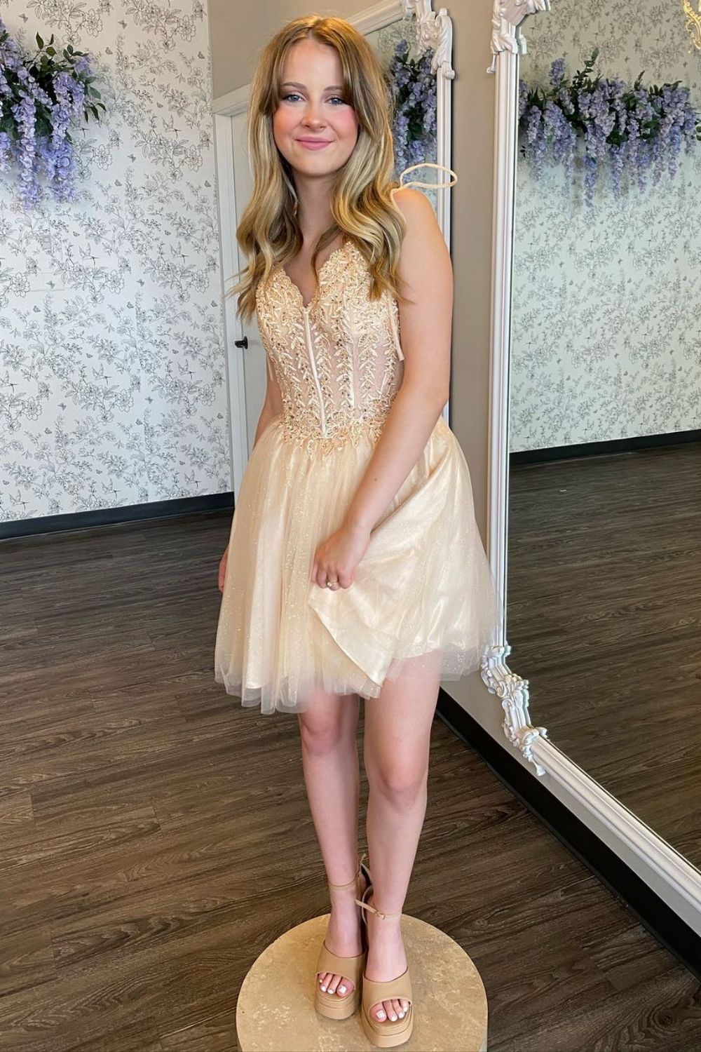 Chic A-Line V-Nwck Short Homecoming Dress With Appliques - Fashionpara