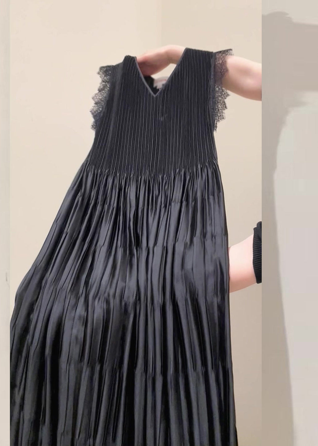 Pleated V-Neck Sleeveless Lace Trim Drop Waist Maxi Dress - View 3