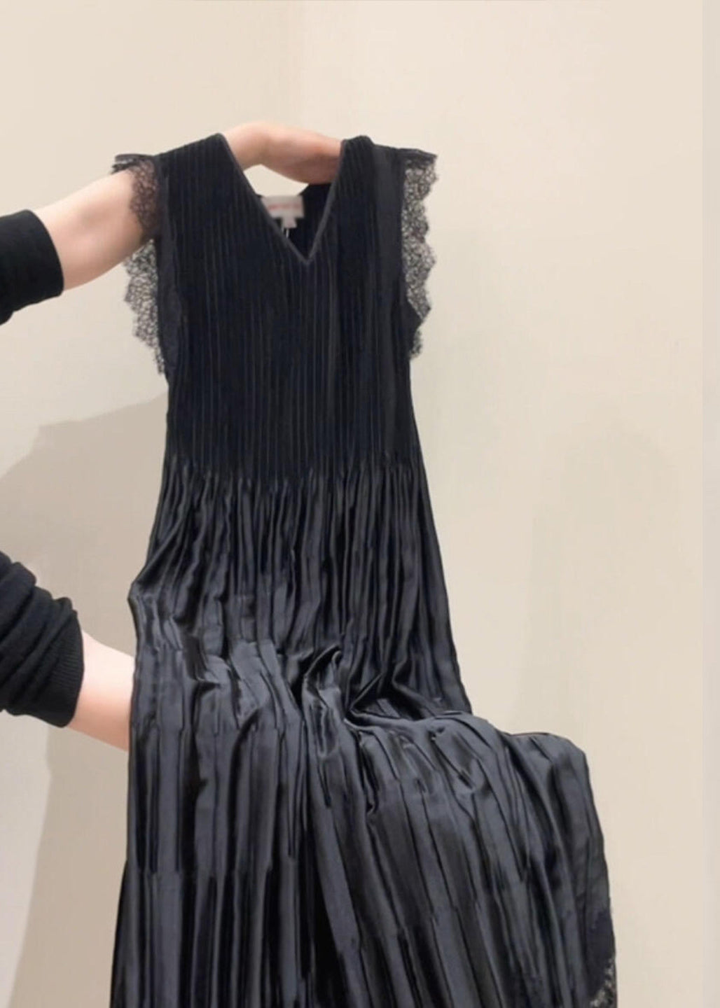 Pleated V-Neck Sleeveless Lace Trim Drop Waist Maxi Dress - View 4
