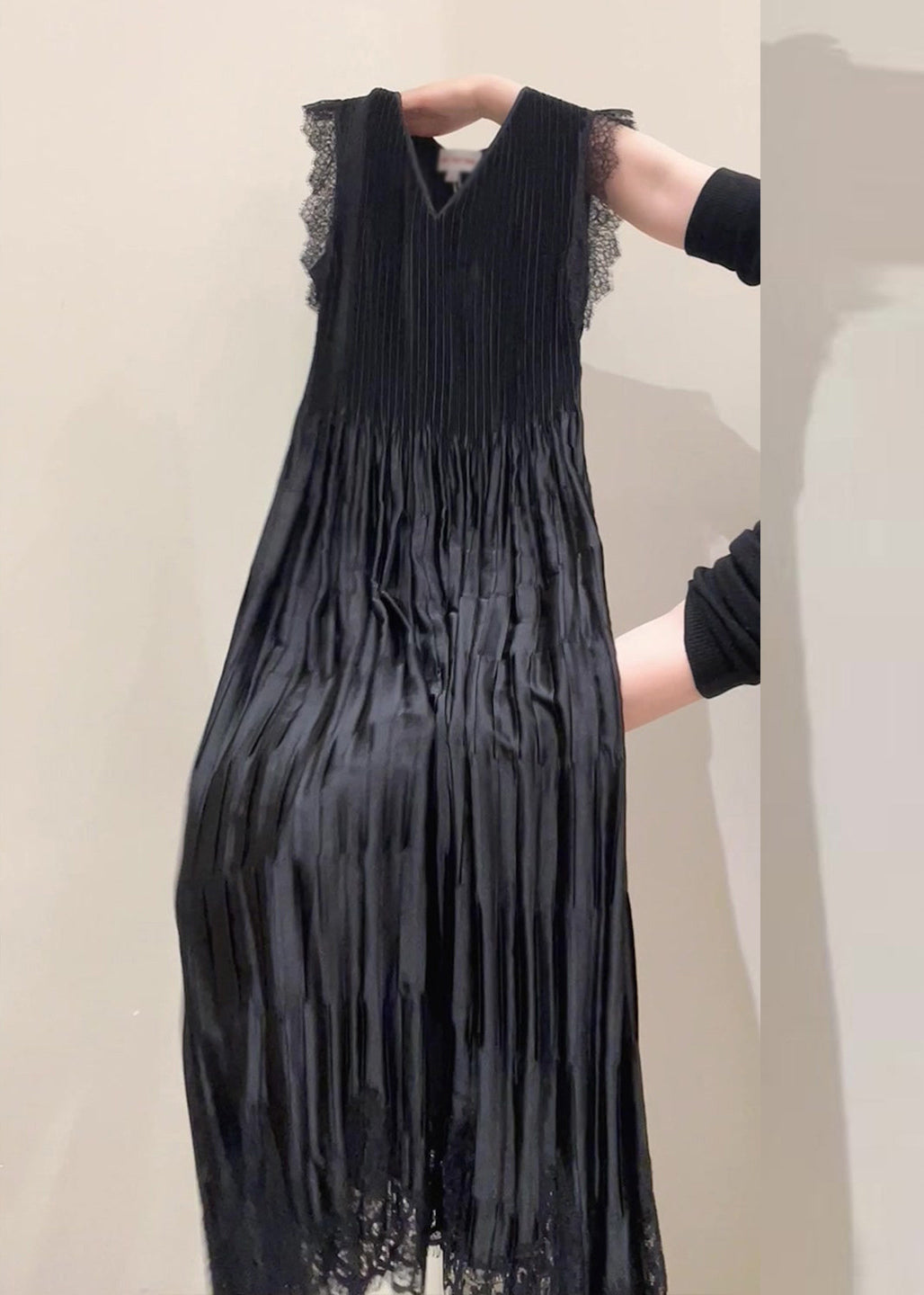 Pleated V-Neck Sleeveless Lace Trim Drop Waist Maxi Dress - View 5