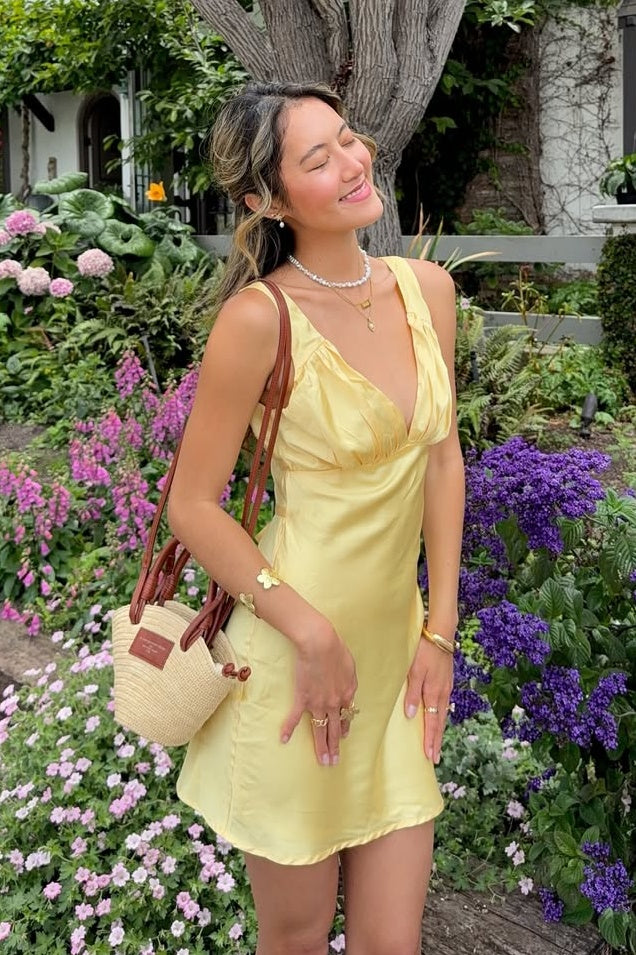Fitted Sheath V Neck Yellow Satin Short Homecoming Dress with Ruched
