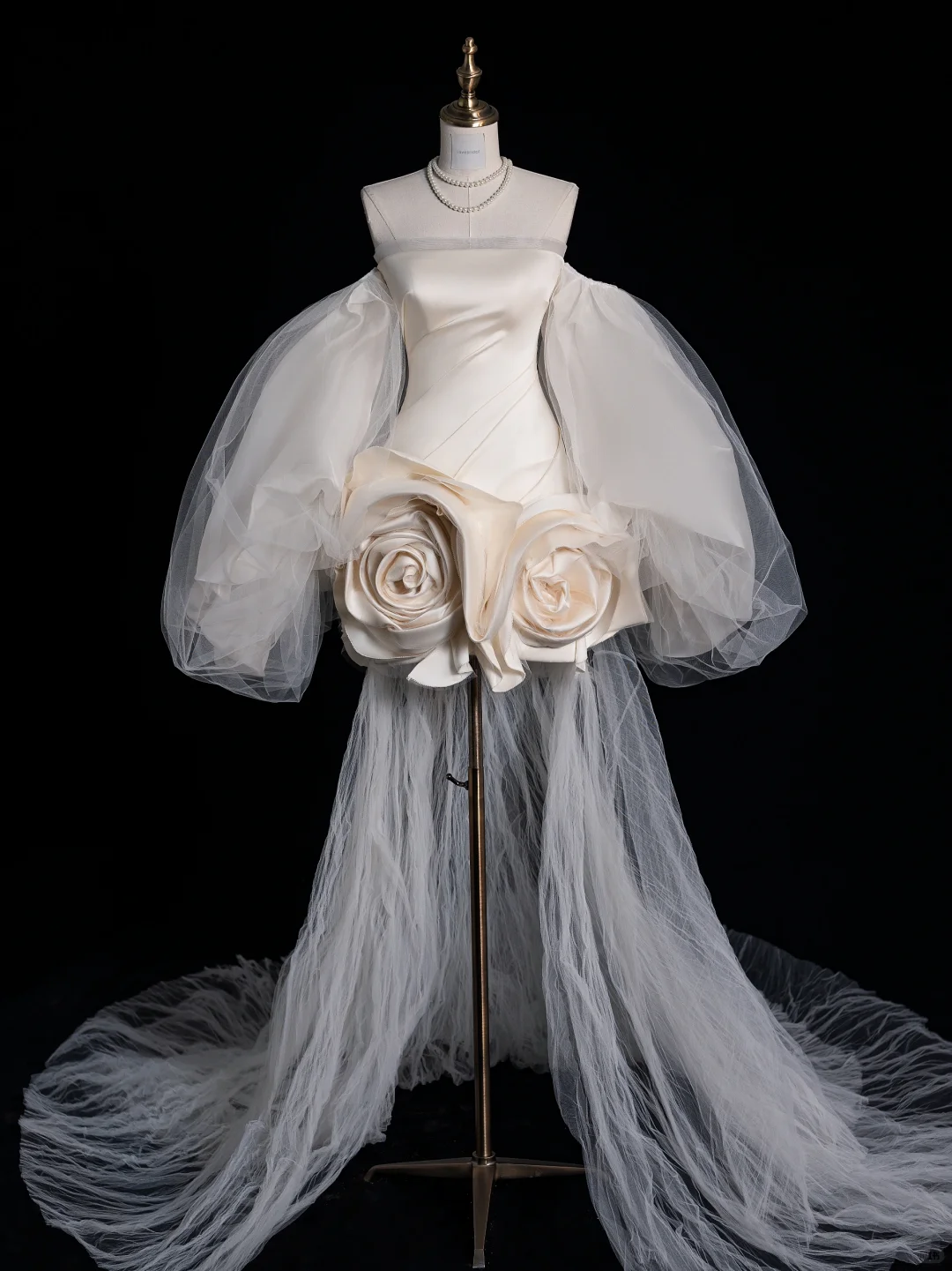 Pretty Strapless White Tulle Satin Puff Sleeves Sheath Short Party Dress Homecoming Dress With Rose Flowers D044