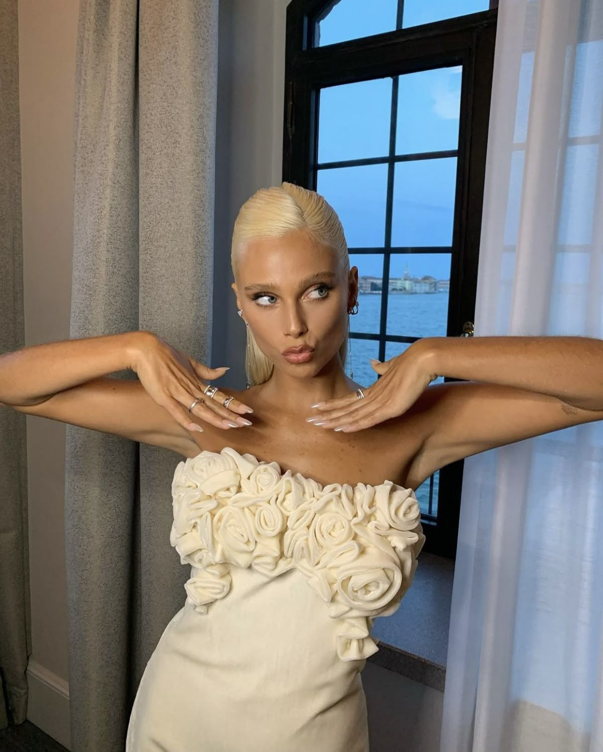 Classy Strapless Rose Flowers Sheath Short Birthday Outfits White Formal 8th Grade Homecoming Dress D127