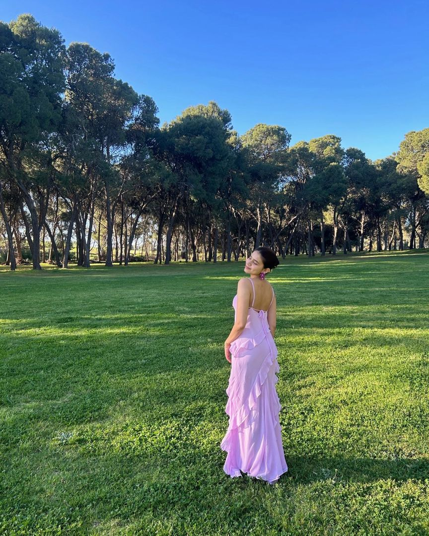 Charming Spaghetti Straps V Neck Pink Chiffon Ruffle Long Wedding Guest Dress Evening Dress D1808