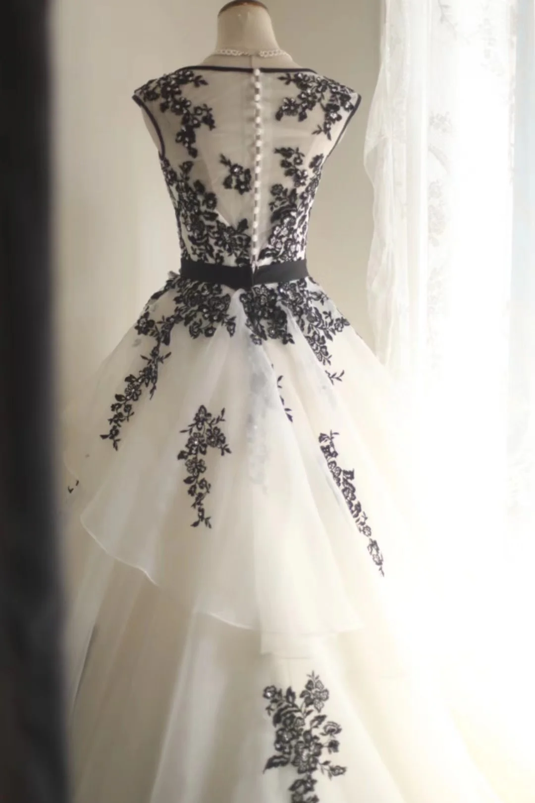 Vintage Black White Tulle Appliques Formal Wedding Dress Long Party Dress S536