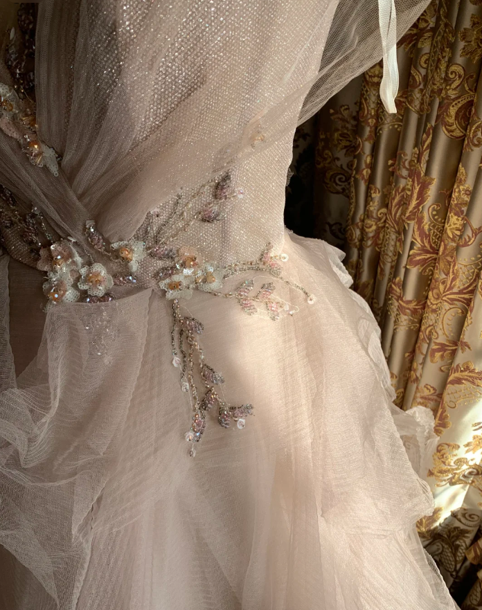 Charming Spaghetti Straps Light Pink V Neck Tulle Beaded Ball Gown Formal Long Birthday Party Dress D1774