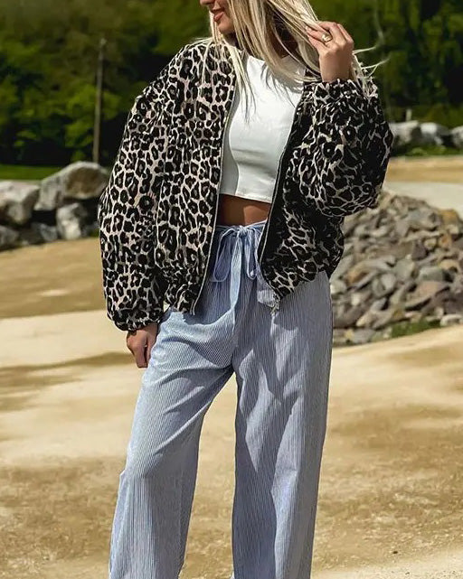 Chic Leopard Print Cropped Zip-Up Jacket for Stylish Layers