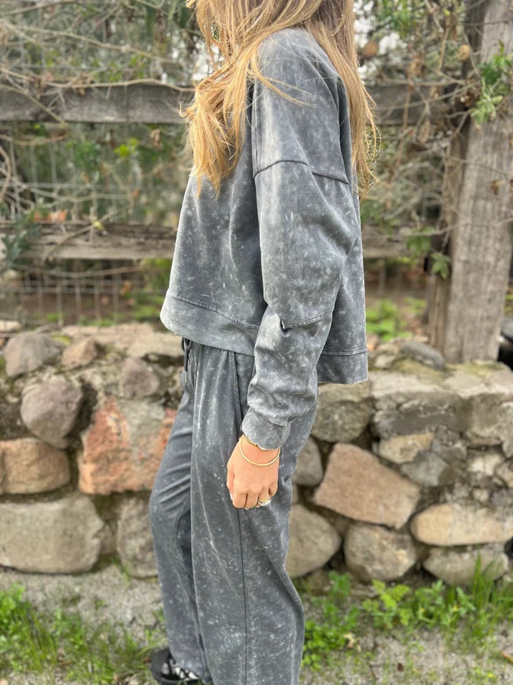Tie-dye distressed style round neck sweatshirt and pants suit