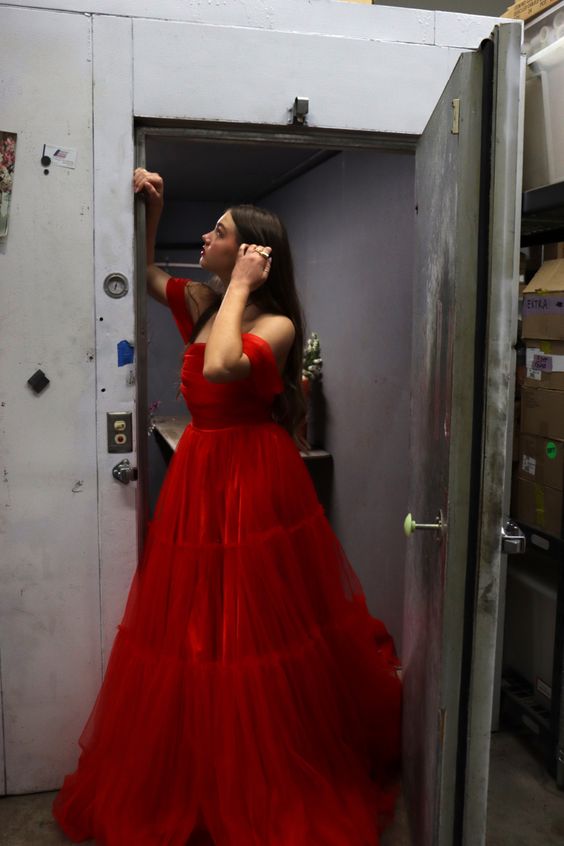 Ball Gown Tiered Burgundy Prom Dresses Off The Shoulder Formal Dress