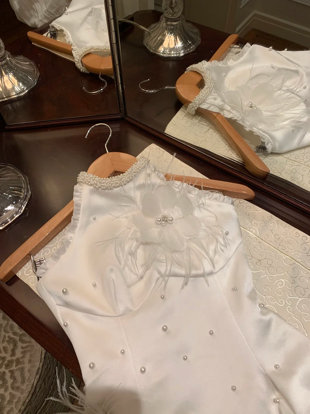 Cute White Sleeveless Satin Beaded Short Homecoming Dress Formal 20th Birthday Outfits D406