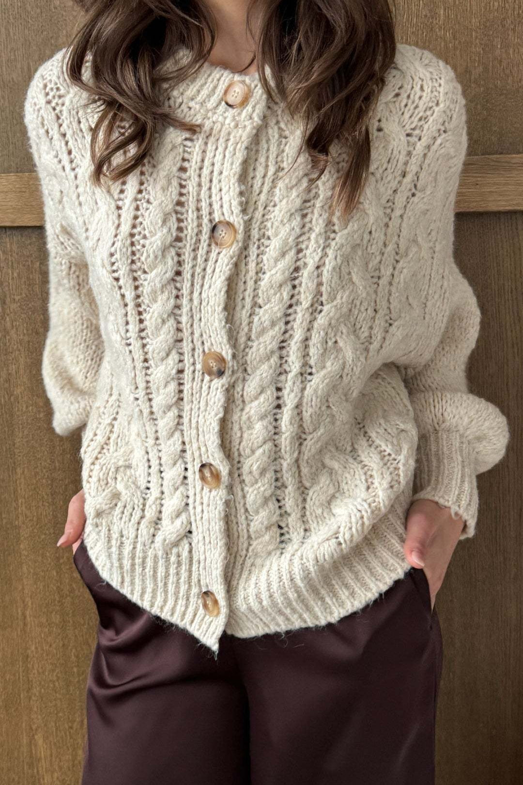 Classic Vintage Cable Knit Crewneck Sweater for All Seasons