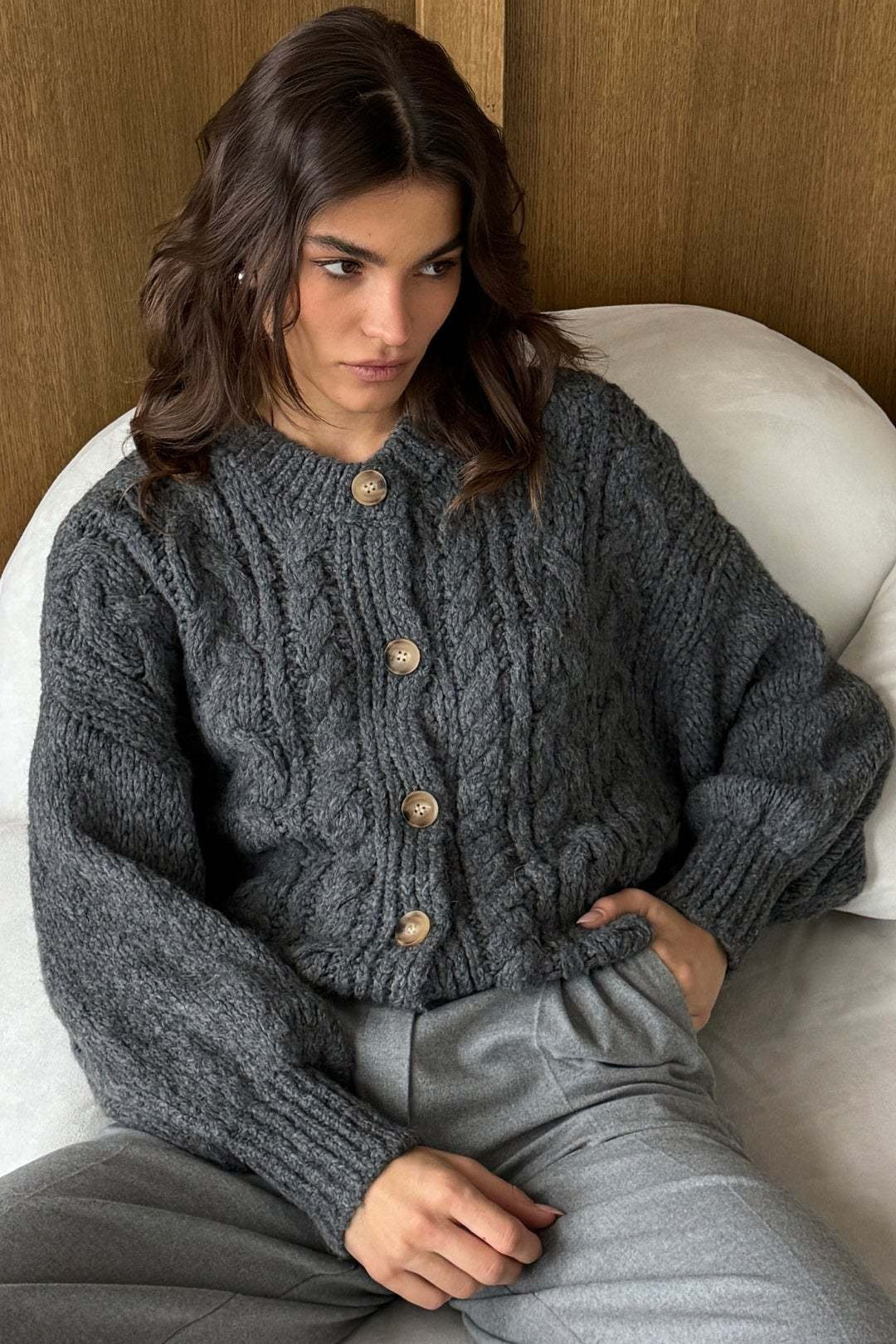 Classic Vintage Cable Knit Crewneck Sweater for All Seasons