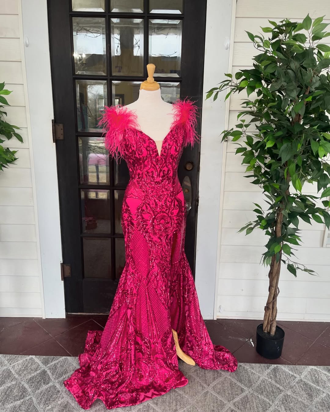 Sweetheart Sheath Prom Dress Sleeveless Slit Feather Evening Dress with Train