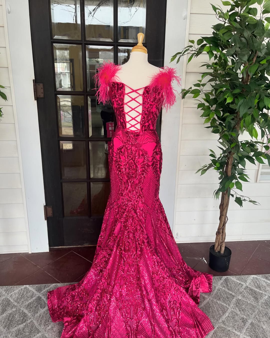 Sweetheart Sheath Prom Dress Sleeveless Slit Feather Evening Dress with Train