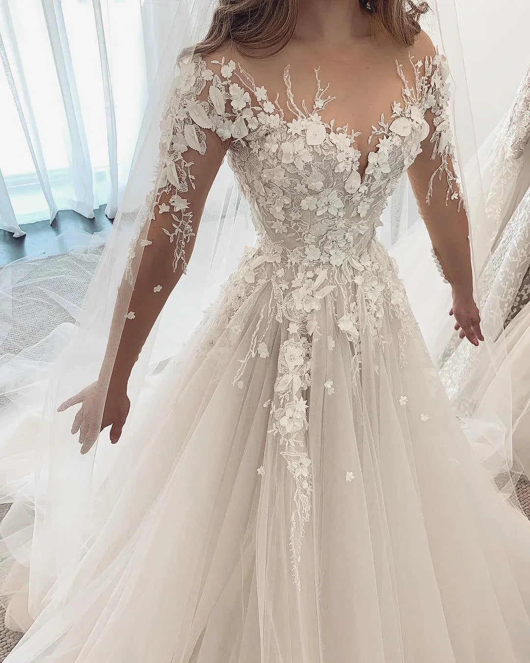 Elegant A-Line Sweetheart Long Sleeve Tulle Wedding Dress With Appliques Lace