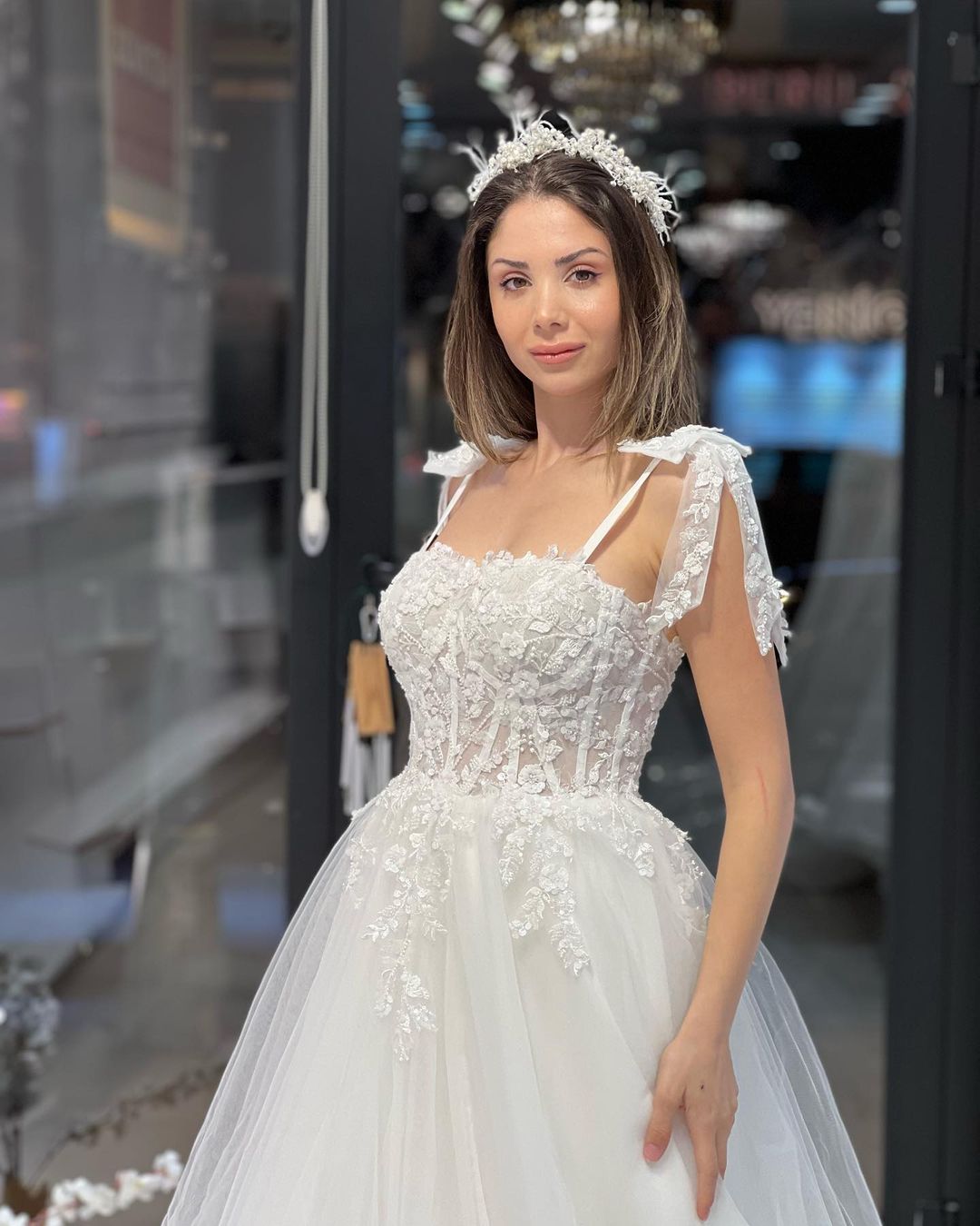 Chic Floor-Length Sweetheart Sleeveless A-Line Tulle Wedding Dress with Appliques - Fashionpara
