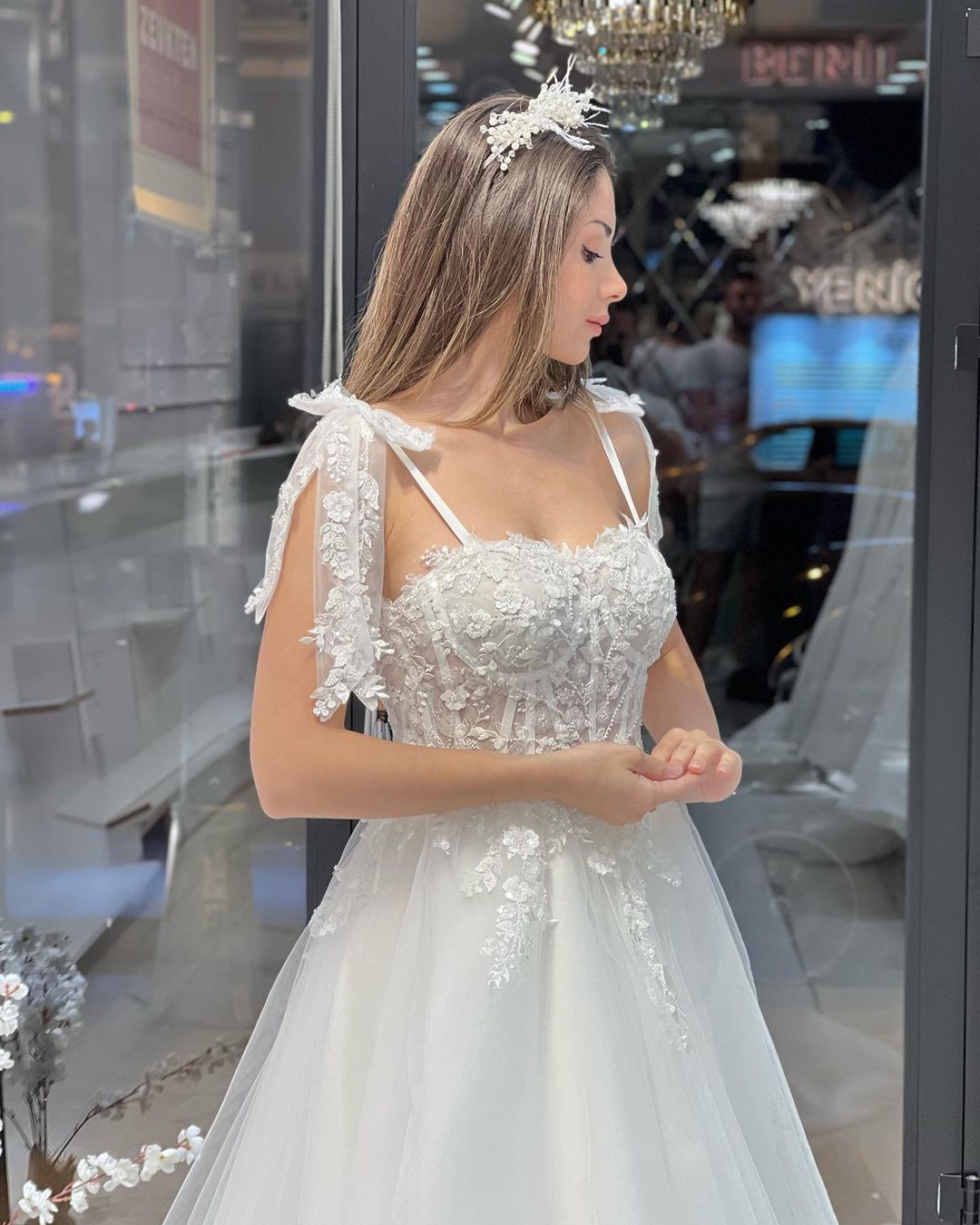 Chic Floor-Length Sweetheart Sleeveless A-Line Tulle Wedding Dress with Appliques - Fashionpara