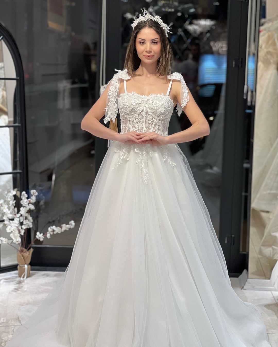 Chic Floor-Length Sweetheart Sleeveless A-Line Tulle Wedding Dress with Appliques - Fashionpara