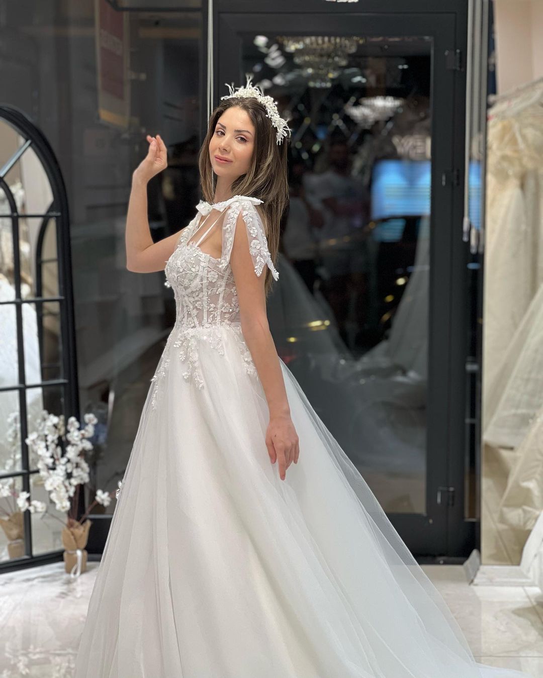 Chic Floor-Length Sweetheart Sleeveless A-Line Tulle Wedding Dress with Appliques - Fashionpara