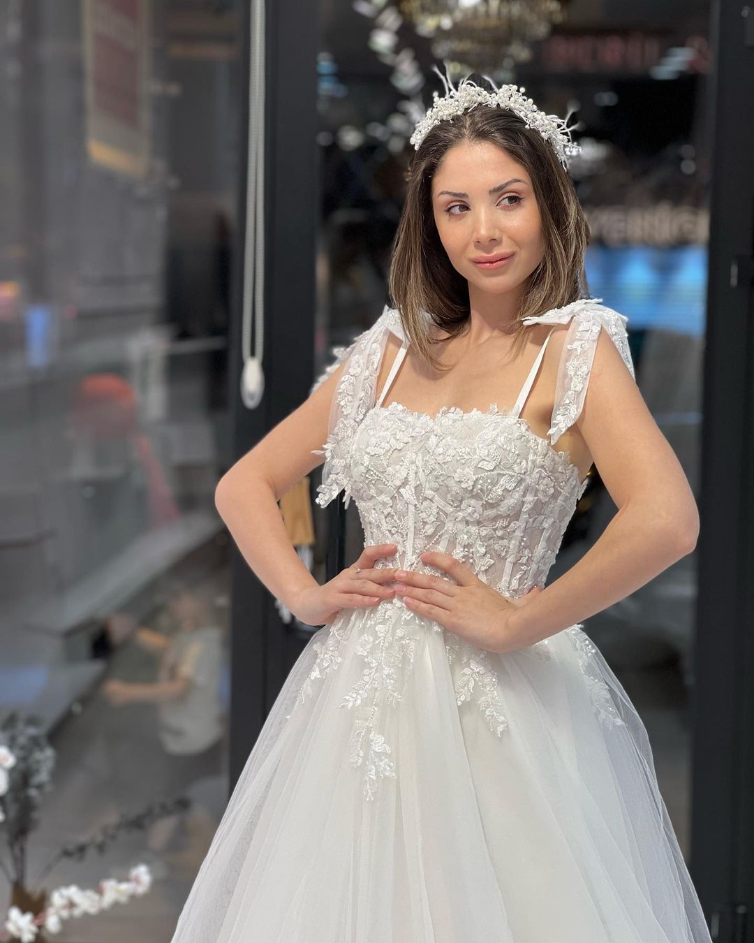 Chic Floor-Length Sweetheart Sleeveless A-Line Tulle Wedding Dress with Appliques - Fashionpara