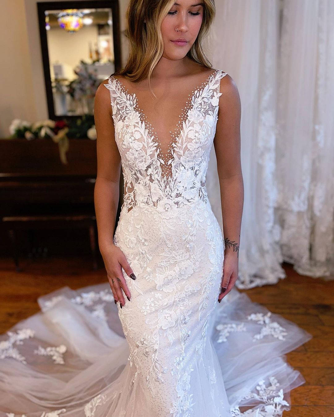 Chic Long Mermaid V-neck Sleeveless Lace Wedding Dress with Detailed Embellishments - Fashionpara