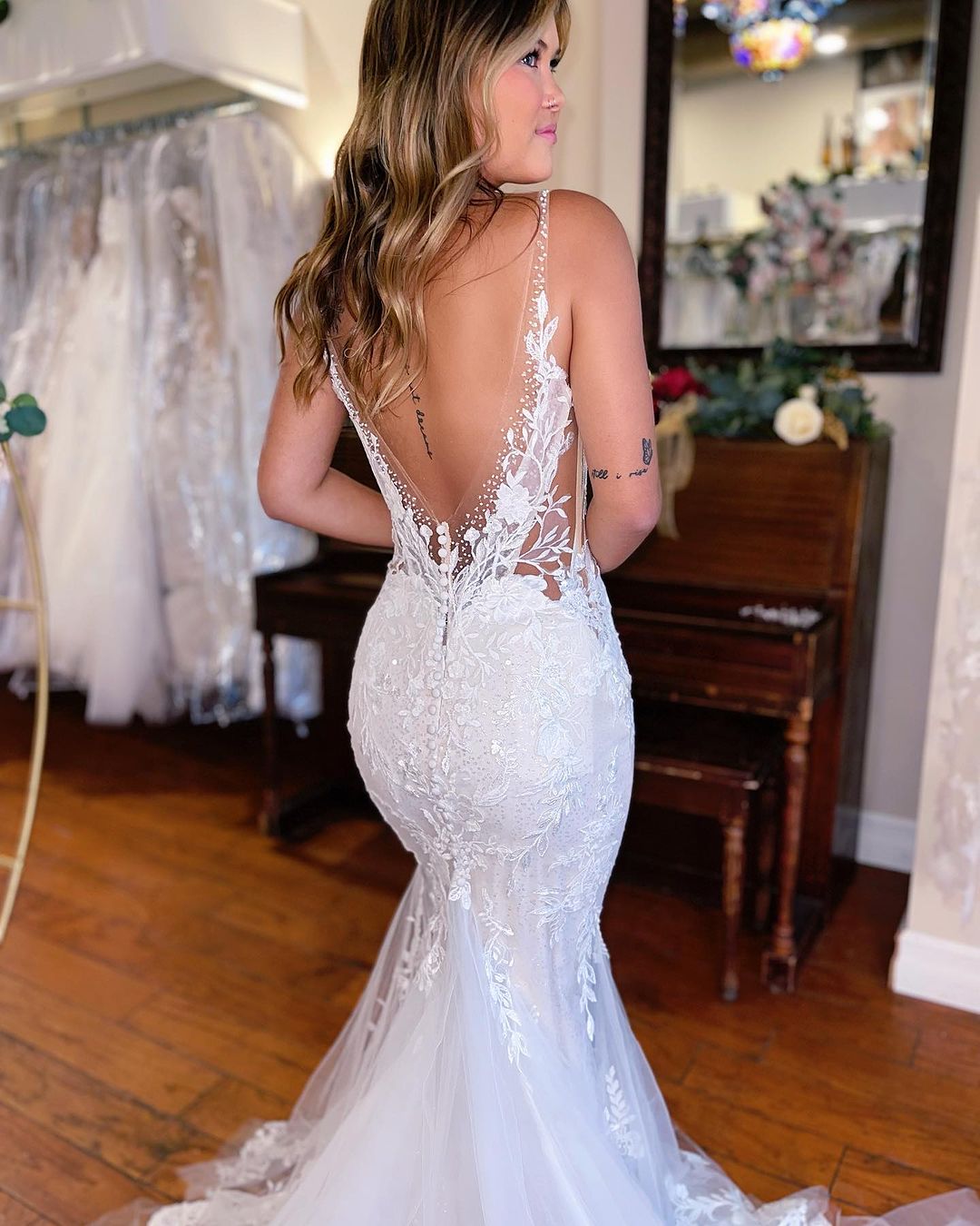Chic Long Mermaid V-neck Sleeveless Lace Wedding Dress with Detailed Embellishments - Fashionpara
