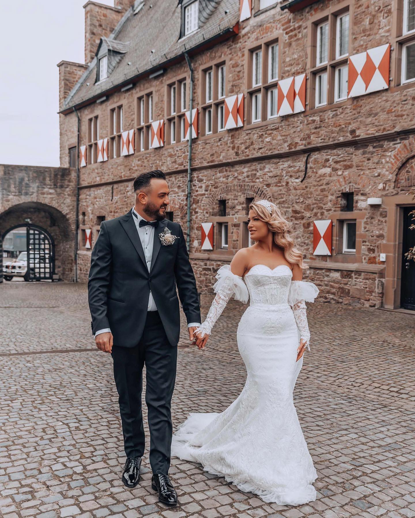 Detachable Sleeves Lace Wedding Dress Mermaid Overskirt - Fashionpara
