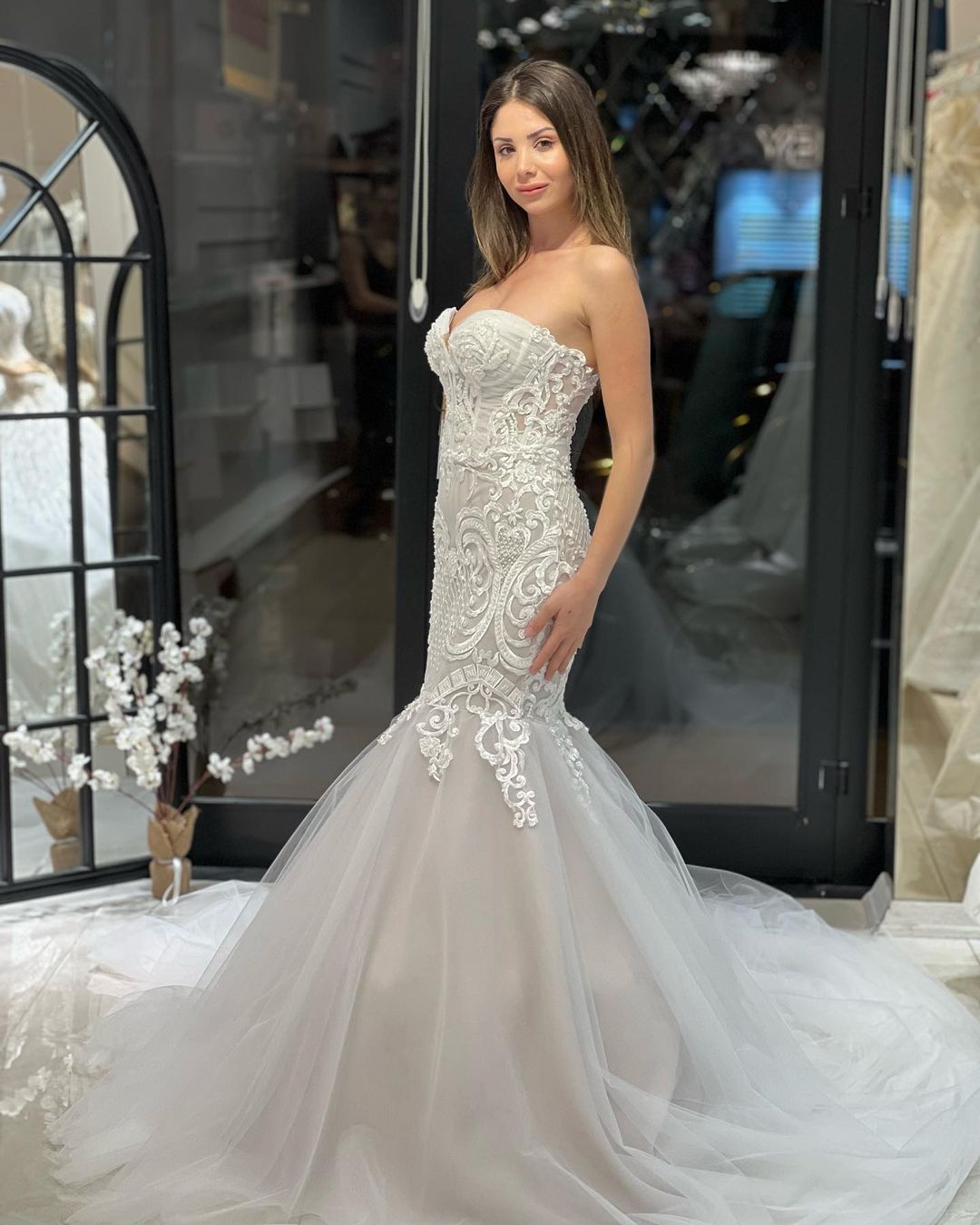 Elegant Floor-Length Sweetheart Sleeveless Mermaid Lace Wedding Dress with Appliques - Fashionpara