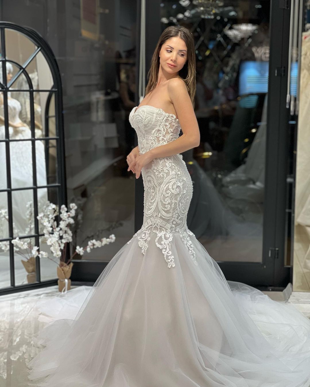 Elegant Floor-Length Sweetheart Sleeveless Mermaid Lace Wedding Dress with Appliques - Fashionpara