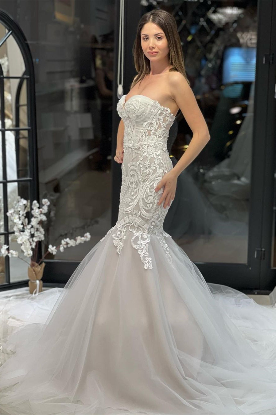 Elegant Floor-Length Sweetheart Sleeveless Mermaid Lace Wedding Dress with Appliques - Fashionpara