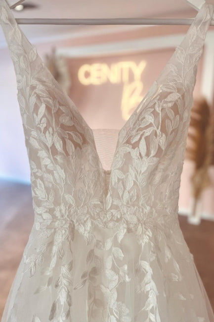 Sophisticated Sweetheart V-Neck Sleeveless A-Line Lace Wedding Dress - Fashionpara