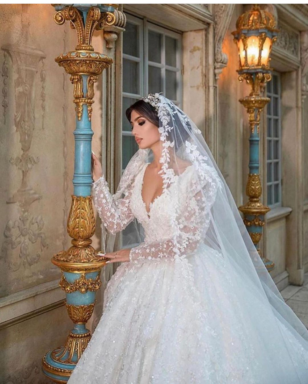 Long Sleeves Ball Gown Wedding Dress Appliques V-Neck Bridal Gown - Fashionpara