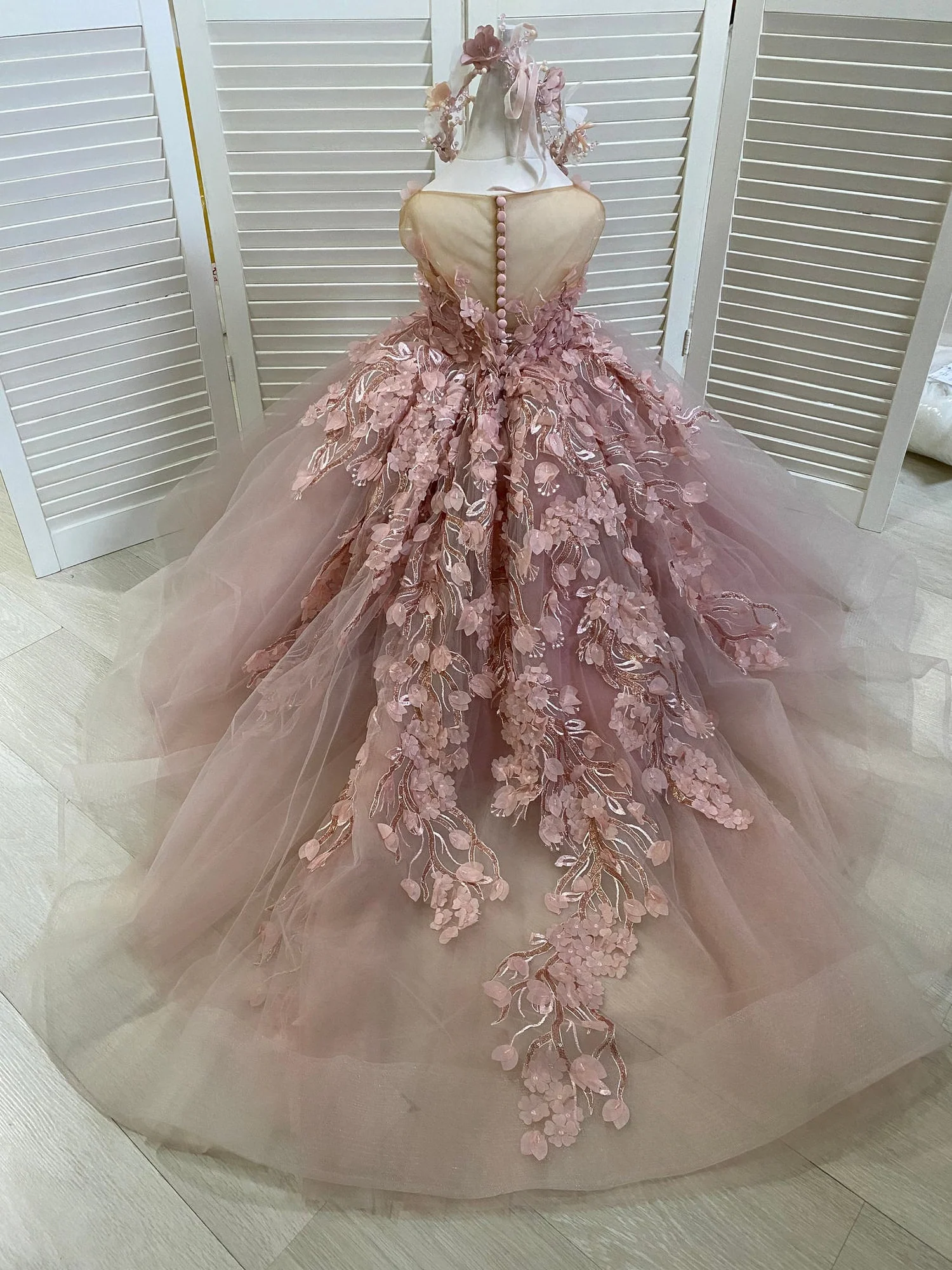 Modest Sleeveless Ball Gown Flower Girls Dress With Appliques