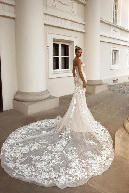 Luxurious Sweetheart Sleeveless Mermaid Lace Bridal Gown - Fashionpara
